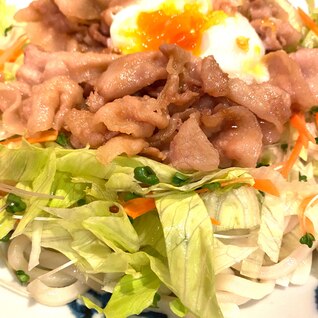 甘辛豚バラのサラダうどん